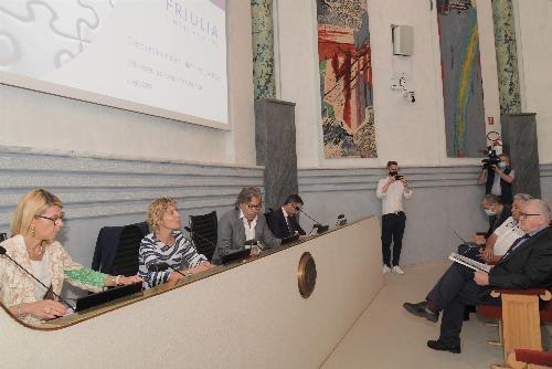 Gli assessori regionali Barbara Zilli (Finanze) e Sergio Emidio Bini (Attività produttive e Turismo) al centro nella foto durante la conferenza stampa